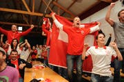 Fans verfolgen im Centro italiano das Spiel Schweiz gegen Spanien bei der WM 2010. (Bild: Nana do Carmo)
