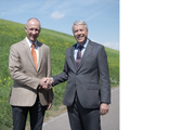 Marcel Meyer (links) übergibt an Martin Meier. (Bild: PD)
