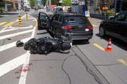 Beim Zusammenprall ist der Motorradlenker verletzt wortden. (Bild: Zuger Polizei)