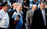 Der frühere Hollywood-Produzent Harvey Weinstein bei seiner Ankunft bei der New Yorker Stadtpolizei. (Bild: Justin Lane/EPA (New York, 25. Mai 2018))