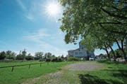 Hier an der Chamerstrasse plant die Stadt ein Projekt mit Baurecht, das günstigen Wohnraum ermöglichen soll. (Bild: Maria Schmid (25. Mai 2018))