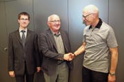 Präsident Toni Brücker (rechts) und der neue Vizepräsident Michael Zgraggen (links) zusammen mit Felix Muheim. (Bild: gw (Schattdorf, 24. Mai 2018))