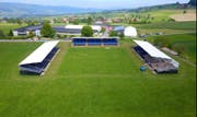 Der Festplatz während dem Aufbau. Hier kämpfen am Sonntag 260 Schwinger um den Sieg. (Bild: PD)