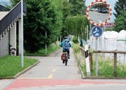 Ein Velofahrer auf einem Veloweg bei der S-Bahn-Haltestelle Baar Neufeld. (Bild: Stefan Kaiser (Baar, 23. Mai 2018))