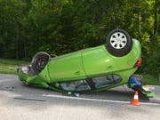 Auf dem Dach gelandet: Ein 81-jähriger Lenker verlor in Beinwil SO die Kontrolle über sein Auto. Der Mann und die Beifahrerin erlitten mittelschwere Verletzungen.