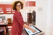 Christelle Wick zeigt die digitale Version von Babelis Poesiealben. (Bild: Sascha Erni)
