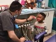 Zahnarzt Eyal Simchi aus dem US-Staat New Jersey versucht seine nervösen Patienten mit Zaubertricks zu beruhigen. (Bild: Eyal Simchi/Youtube)