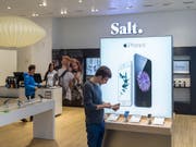 Dank höheren Preisen für Smartphones und mehr Abokunden konnte Salt die Umsatzrückgänge der Vorquartale zum Jahresbeginn stoppen. (Bild: KEYSTONE/GAETAN BALLY)