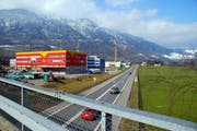 Die Autobahn A8 in Alpnach. Hier soll es einen neuen Anschluss von und in Richtung Luzern geben. (Archivbild Obwaldner Zeitung).