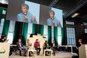 Sein grösstes Projekt in St. Gallen: Milo Rau (ganz links) diskutiert auf dem Podium zu seinem Stück «City of Change» mit Lukas Reimann, Karin Keller Sutter und Cédric Wermuth. (Bild: Ralph Ribi, Lokremise, 28. Mai 2011)
