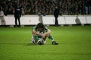 Ein am Boden zerstörter Marc Zellweger nach dem Abstieg des FC St.Gallen in der Barrage 2008.