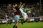 Der FC St. Gallen (hier mit Francisco Aguirre) stieg 2008 nach zwei Entscheidungsspielen gegen Bellinzona ab. Das Risiko eines Abstiegs via Barrage besteht ab sofort wieder. (Bild: Raph Ribi)
