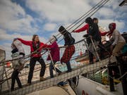 Innert zwei Tagen wurden auf dem Mittelmeer knapp 1500 Flüchtlinge in Sicherheit gebracht. (Bild: KEYSTONE/AP/SANTI PALACIOS)