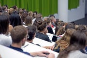 Studenten an einer Vorlesung der Rechtswissenschaftlichen Fakultät der Universität Luzern. (Bild: Pius Amrein (Luzern, 15. September 2014))