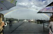 Regenbogen über dem Luzerner Seebecken. (Bild: Eveline Bachmann (Luzern, 20. August 2004))