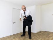 Bundespräsident Alain Berset hat an der Architekturbiennale die Schau "Svizzera 240: House Tour" im Schweizer Pavillon eröffnet. Sie reflektiert auf witzige Weise unter anderem Normmasse. Dieses scheinbar normale Zimmer hier lässt den Bundespräsidenten über sich hinauswachsen. (Bild: Keystone/PETER KLAUNZER)