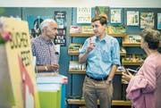 Schriftsteller Peter Stamm und ein Ehepaar im Bücherladen Marianne Sax. (Bild: Reto Martin)