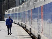 In die Gespräche rund um die Bahnreform der französischen Regierung kommt Bewegung. Regierungschef Edouard Philippe bot den streikenden Gewerkschaften die Übernahme eines Teils der Milliardenschulden der SNCF an. (Bild: KEYSTONE/EPA/GUILLAUME HORCAJUELO)