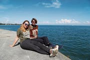 Barbara Signer (links) und Natalie Price arbeiten an der Ausstellung Astral Sleaze. (Bild: Bilder: Jolanda Riedener)