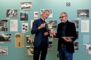 Hilar Stadler (links) und Patrick Blank vom Museum im Bellpark mit einem Siegerpokal und einer Silbertafel, Siegerpreise der Bergrennen im Eigenthal. (Bild Philipp Schmidli; 25. Mai 2018)