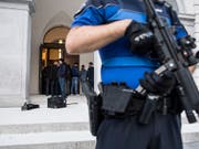 Die Schweizerinnen und Schweizer fühlen sich sicher und vertrauen den Behörden und Institutionen. Zu diesem Schluss kommt die Studie "Sicherheit 2018". (Bild: KEYSTONE/TI-PRESS/ALESSANDRO CRINARI)