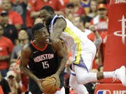 Clint Capela (Nummer 15) steht mit den Houston Rockets unmittelbar vor den Einzug in den NBA-Playoff-Final (Bild: KEYSTONE/AP/DAVID J. PHILLIP)
