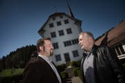 Der Gemeindepräsident von Ebersecken, Thomas Roos (links), mit dem Altishofer Gemeindepräsidenten, Urs Kaufmann, vor dem Schloss Altishofen. (Bild: Pius Amrein, 7. April 2017)