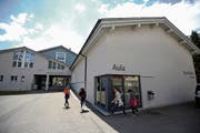 Das Bodenschulhaus bietet laut Gemeinderat genügend Platz – muss aber saniert werden. (Bild: Urs Hanhart, Andermatt, 25. Mai 2018)