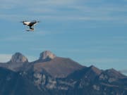 Beim Verzasca-Staudamm im Kanton Tessin ist ein Helikopter mit einer Drohne kollidiert. Er konnte danach unbeschadet landen. (Bild: KEYSTONE/JEAN-CHRISTOPHE BOTT)