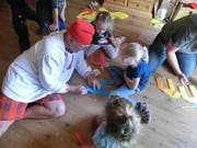 Unter Anleitung bastelten die Kinder in der Balanka-Bar bunte Papierpferde. Bild: PD