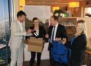 Niklaus Bleiker erhält zum Abschied aus dem Verwaltungsrat einen gefüllten Wanderrucksack. Von links: Verwaltungsratspräsident Florian Spichtig und die beiden Co-Geschäftsführerinnen Beatrice Brunner (rechts) und Franziska Portmann. (Bild: Primus Camenzind (Lungern, 24. Mai 2018))