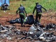 Kubanische Ermittler sammeln Trümmerteile nach dem Absturz eines Passagierflugzeugs in der Nähe des Flughafens von Havanna. (Bild: KEYSTONE/EPA EFE/MARCELINO VAZQUEZ)