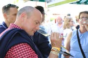 Manchmal sagt ein Bild mehr als tausend Worte: Weinliebhaber sind Geniesser durch und durch. (Bilder: Hans Suter)