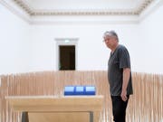 Der Künstler Roman Signer vor seiner Skulptur "Blaues Fass: Schneise im Feld" in der Ausstellung "Roman Signer - Spuren", am Freitag, 25. Mai 2018, im Kunstmuseum in St. Gallen. Die Ausstellung dauert von 26. Mai bis 12. August. (Bild: KEYSTONE/GIAN EHRENZELLER)