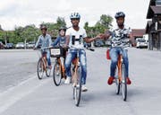 Den Schülern des IBA macht das Fahrradfahren sichtlich Freude. (Bild: Werner Schelbert (Zug, 24. Mai 2018))