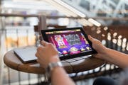 Ein Mann spielt auf der Webseite eines ausländischen Glücksspielanbieters. (Bild: Keystone/Gaetan Bally)