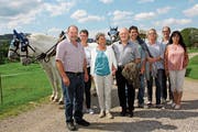 Das Jubilare-Ehepaar Doris und Max Wäspi mit seinen Angehörigen vor dem Vierspänner. (Bild: Cecilia Hess-Lombriser)