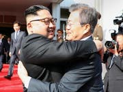 Überraschend hat sich Nordkoreas Machthaber Kim Jong Un (links) zum zweiten Mal innerhalb weniger Wochen mit dem südkoreanischen Präsidenten Moon Jae In getroffen. (Bild: KEYSTONE/EPA CHEONG WA DAE/CHEONG WA DAE HANDOUT)