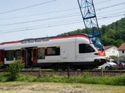 Der Ausleger des Krans schlug die Frontscheibe des Zugs ein. Bei dem Zwischenfall blieben die 45 Passagiere unverletzt. (Bild: Keystone/MELANIE DUCHENE)