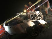 Die Rettungskräfte im Einsatz an der Unfallstelle in Unterschächen. Bild: Kantonspolizei Uri