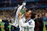 Real Madrids Gareth Bale mit der Siegestrophäe. Bild: AP Photo/Pavel Golovkin