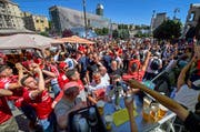 Liverpool-Fans feiern auf dem Maidanplatz in Kiew. Bild: EPA/GEORGI LICOVSKI