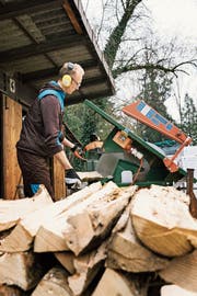 Zivildiensteinsatz im Umwelt- und Naturschutz. Der Bundesrat will die Hürden für den Dienst erhöhen. (Bild: Christian Beutler/Keystone (Orpund, 9. Dezember 2016))