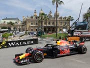 Daniel Ricciardo steuert seinen Red Bull-Renault am Casino vorbei zur Bestzeit (Bild: KEYSTONE/AP/CLAUDE PARIS)
