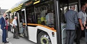 Seit 1. Januar ist Roland Ochsner (links) Unternehmensleiter der Bus Ostschweiz AG. An seiner ersten Generalversammlung konnte der 45-Jährige die Aktionäre gleich zu einer Probefahrt einladen: Mit dem «Solaris Urbino 12 electric», den das Unternehmen drei Wochen lang testen kann. (Bild: Bilder: Andrea C. Plüss)