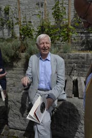 Hans Magnus Enzensberger beim Signieren seiner Bücher. (Bild: Hansruedi Kugler)