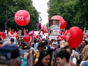 Bunter Demonstrationszug in Paris, mit einer Darstellung Macrons als Kaiser. (Bild: KEYSTONE/EPA/ETIENNE LAURENT)