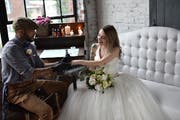Vor allem Herzen sind als Tattoo-Motive auf Hochzeiten beliebt. Bild: Allebach Photography