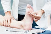 Gemäss Urteil hat der Arzt die Sensibilität im Fuss nicht überprüft – und deshalb die Schwere der Verletzung unterschätzt. (Bild: Symbolbild: Getty)