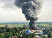 Eine schwarze Rauchsäule steigt am Samstagnachmittag über dem Europapark Rust auf. Bild: KEYSTONE/DPA/Christine Gertler